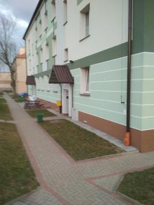 einen leeren Bürgersteig neben einem Gebäude in der Unterkunft Mieszkanie ul Przędzalniana in Białystok