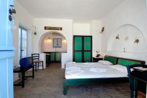 Un pat sau paturi într-o cameră la Kalimera Paros