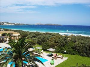 een uitzicht op het strand en de oceaan vanuit een resort bij Kalimera Paros in Santa Maria