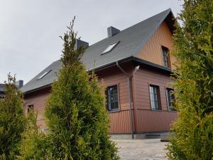 duży drewniany dom z czarnym dachem w obiekcie Villa Traku Terasa w mieście Troki