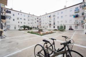 バレンシアにあるRAVALENCIA 4の建物前に駐輪する自転車