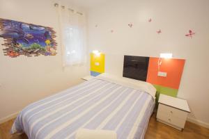 バレンシアにあるRAVALENCIA 4のベッドルーム1室(ベッド1台付)が備わります。壁には絵画が飾られています。