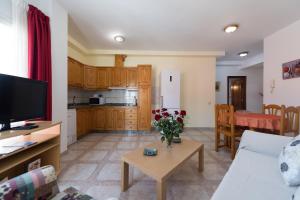 salon z kanapą i stołem w obiekcie Apartamentos Castillo Mar Gran Canaria w mieście Castillo del Romeral