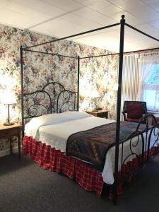 Ένα ή περισσότερα κρεβάτια σε δωμάτιο στο The 1896 House Country Inn - Brookside & Pondside