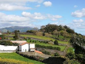 ポンタ・デルガダにあるFamily Holiday Villa Vacation Ponta Delgadaの丘陵の庭園の景色