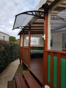 Ein Balkon oder eine Terrasse in der Unterkunft MOBIL HOME 43 dans Camping 4 Etoiles