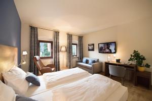 pokój hotelowy z łóżkiem i biurkiem w obiekcie Hotel Kaiserhof w mieście Anif