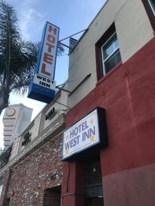 ein Schild des Hotels West Inn an der Seite eines Gebäudes in der Unterkunft Hotel West Inn, Hollywood - LA in Los Angeles
