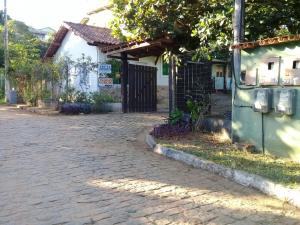 una calle adoquinada frente a un edificio en BZ Suites, en Búzios