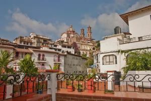 vista su una città con case e edifici di Posada Joan Sebastian a Taxco de Alarcón