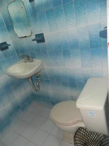 un bagno con un water e un lavandino di Posada Joan Sebastian a Taxco de Alarcón