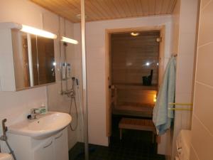Un baño con lavabo, inodoro y bañera. en Huoneistohotelli Nallisuites, en Oulu 41 fotos más