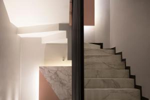 a staircase in a house with marble steps at Casa Basalto in Pachuca de Soto