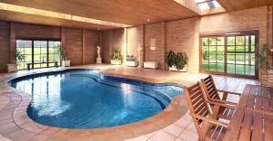 Bazén v ubytování Strathearn Park Lodge nebo v jeho okolí