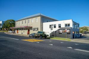 un camión estacionado en una calle frente a un edificio en Pier Hotel Coffs Harbour, en Coffs Harbour