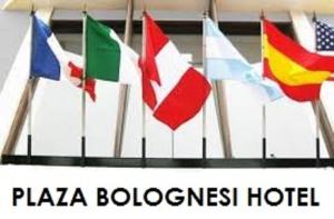 um grupo de bandeiras internacionais em cima de um hotel em Hotel Plaza Bolognesi 344 em Trujillo