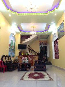 un hall avec un escalier et un salon dans l'établissement Hoang Nam Hotel, à La Gi