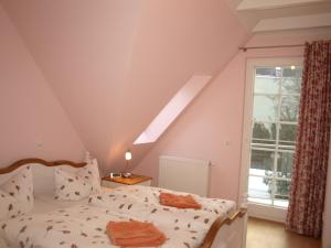 a bedroom with a bed and a window at Aalkoje Ostseebad Wustrow in Wustrow