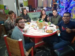 un gruppo di persone seduti intorno a un tavolo di Hostal México Airport CDMX a Città del Messico Altre 68 foto