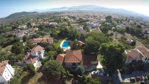 A general mountain view or a mountain view taken from A villát