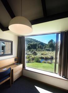 una camera con una grande finestra con vista di Alpine Lodge a Saint Arnaud