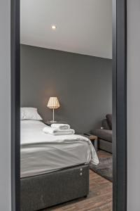 um quarto com uma cama e um espelho em Paddock Drive em Winchester