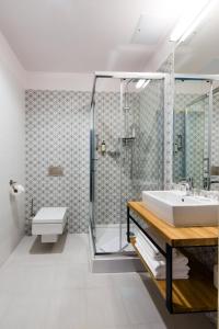 łazienka z umywalką i prysznicem w obiekcie Hotel Eureka w mieście Sopot