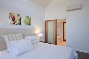 Ein Bett oder Betten in einem Zimmer der Unterkunft Aqua Resort Busselton