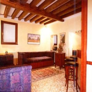 a living room with a couch and a table at CaFelice in Venice