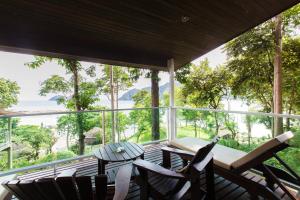 Phi Phi Bayview Premier Resort tesisinde bir balkon veya teras