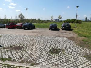 un grupo de autos estacionados en un estacionamiento en Apartmani Filipovic, en Kladovo