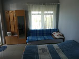 1 dormitorio con 2 camas y ventana en Apartmani Filipovic, en Kladovo