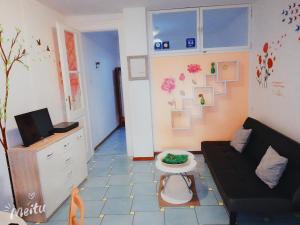 ein Wohnzimmer mit einem Sofa und einem TV in der Unterkunft Apartment Anita 1 in Rijeka