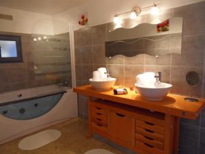 A bathroom at Le Jardin d'Ivana