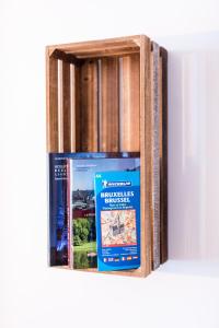 ein hölzernes Bücherregal mit einem Buch darauf in der Unterkunft Royal Stay Brussels Centre in Brüssel