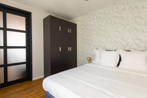 Un pat sau paturi într-o cameră la Urban Suites Brussels Royal