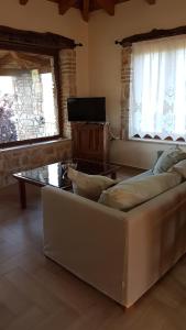 Televízia a/alebo spoločenská miestnosť v ubytovaní Castello Bellos Villas