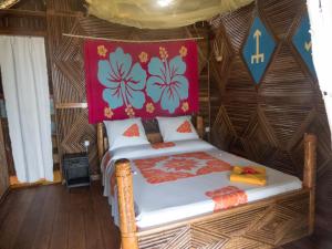 un dormitorio con una cama en un tipi en Le Zahir de l'ile - Iranja, en Nosy Be