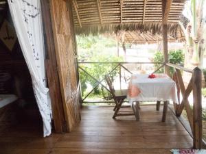 una mesa en una habitación con vistas al patio en Le Zahir de l'ile - Iranja, en Nosy Be 76 fotos más