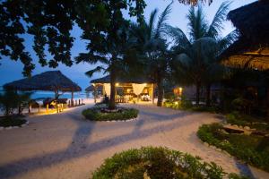 un complejo en la playa por la noche en Le Zahir de l'ile - Iranja, en Nosy Be