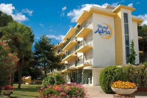 ein Hotel-Africa-Schild an der Seite eines Gebäudes in der Unterkunft Hotel Adria in Lignano Sabbiadoro