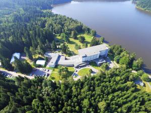 z góry widok na budynek obok jeziora w obiekcie Hotel Medlov Depandance w mieście Fryšava