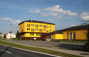 um edifício amarelo no lado de uma rua em Hotel Zlatý Chlum em Česká Ves