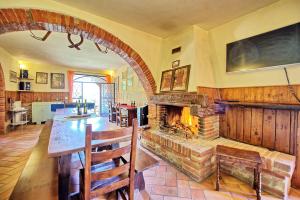 Televízia a/alebo spoločenská miestnosť v ubytovaní Villa Mario by PosarelliVillas