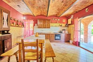 Kuchyňa alebo kuchynka v ubytovaní Villa Mario by PosarelliVillas