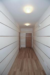 um quarto vazio com pisos de madeira e uma porta em Venice Loft em Marghera