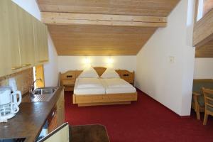 Ένα ή περισσότερα κρεβάτια σε δωμάτιο στο Gästehaus Guggomos "Hopfen am See"
