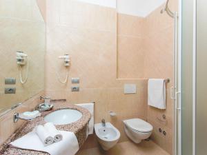 Koupelna v ubytování Hotel Caravelle