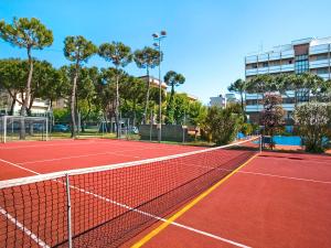 Tenis a/nebo squash v ubytování Hotel Caravelle nebo okolí