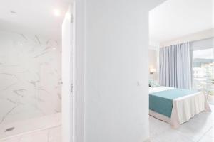 Postel nebo postele na pokoji v ubytování azuLine Hotel Palmanova Garden